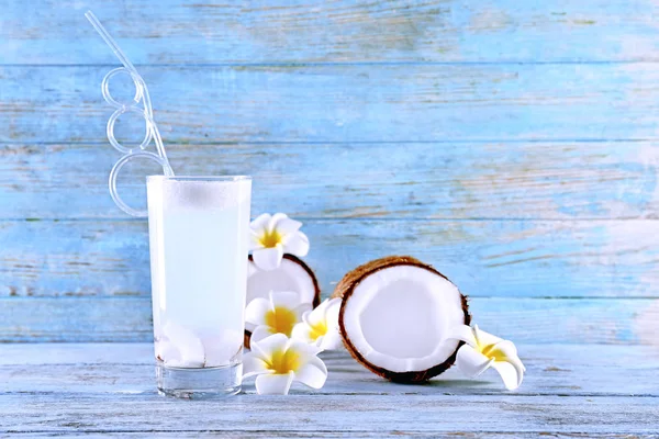 Bela composição com água de coco — Fotografia de Stock