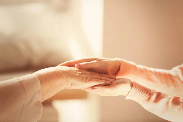 Women holding hands — Stock Photo, Image