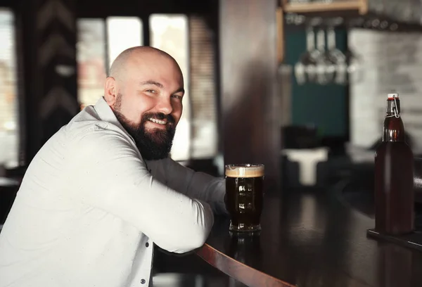 Mann mit Glas Bier in Kneipe — Stockfoto