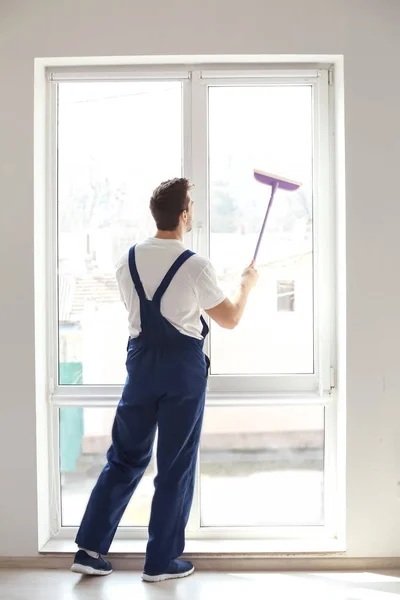 Jovem homem lavando janela — Fotografia de Stock