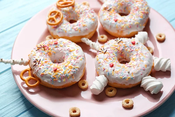 Donuts decorados na placa — Fotografia de Stock