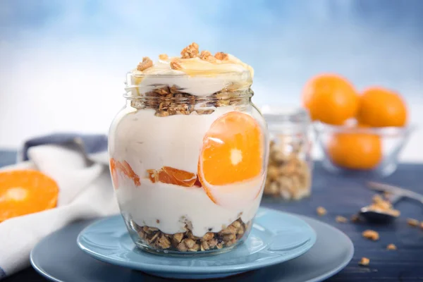 Tasty yogurt with granola — Stock Photo, Image