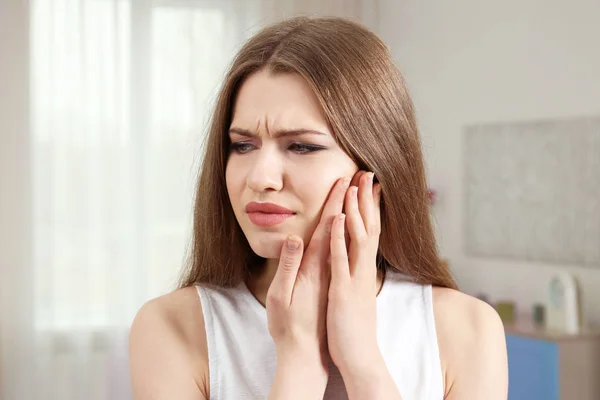 Mulher que sofre de dor de dente — Fotografia de Stock