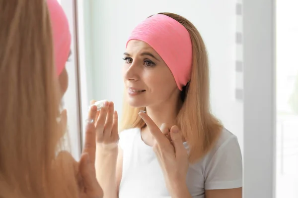 Woman putting contact lenses — Stock Photo, Image