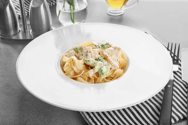 Plate of delicious pasta alfredo — Stock Photo, Image