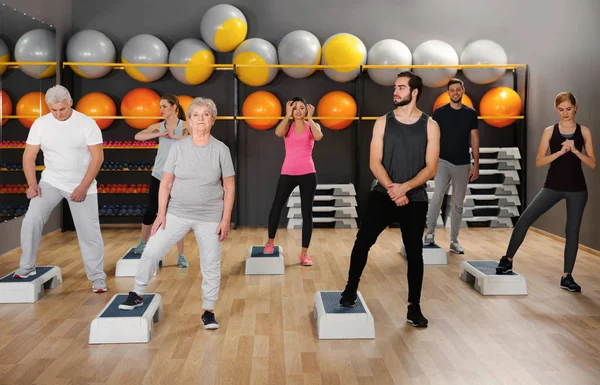 Menschen unterschiedlichen Alters trainieren im Fitnessstudio — Stockfoto