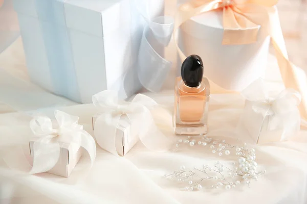Tabela z pudełka i perfumy na dzień ślubu — Zdjęcie stockowe