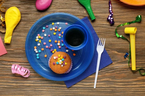 Kunststof servies met verjaardag cupcake — Stockfoto