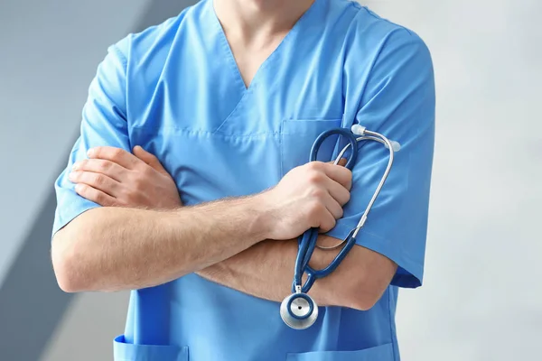 Jovem assistente médico com estetoscópio — Fotografia de Stock