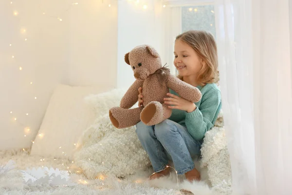Niedliches kleines Mädchen mit Teddybär — Stockfoto