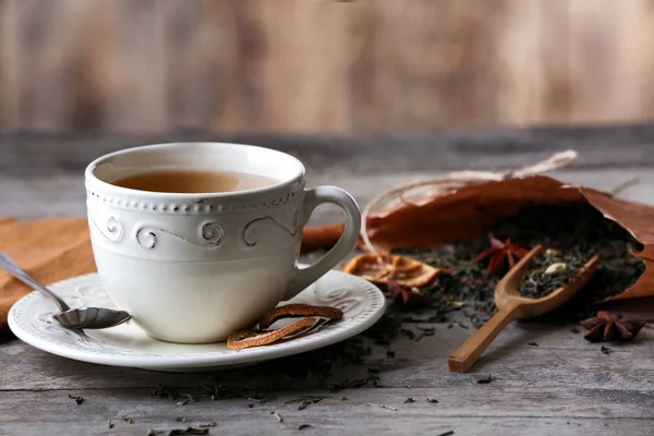 乾燥した葉とお茶のカップ — ストック写真