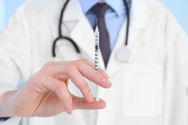 Doctor with syringe prepared for vaccination — Stock Photo, Image