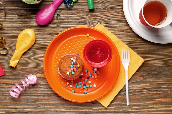 Kunststof servies met verjaardag cupcake — Stockfoto