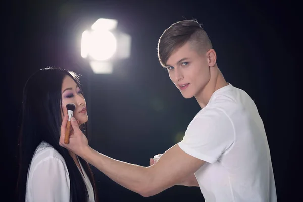 Muž umělec dělá make-up — Stock fotografie