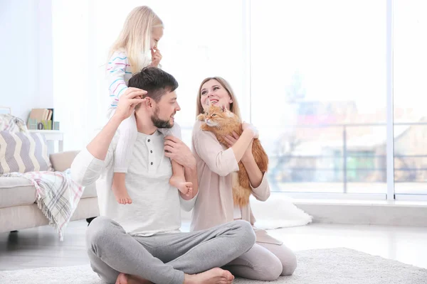 Щаслива сім'я з кішкою — стокове фото