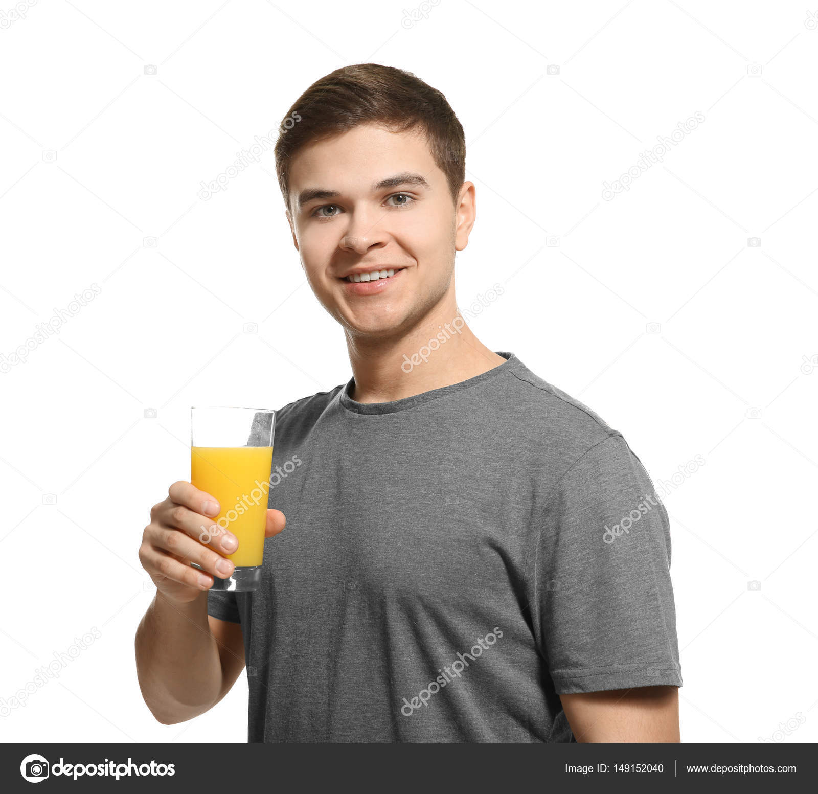 правильное питание подростка. парень пьет сок. парню сока. мужик с коктейлем в руке. пить сок.