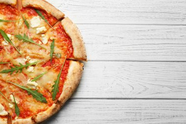 Lezzetli pizza ahşap masa üzerinde