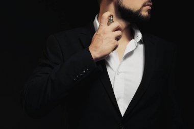 Parfüm kullanan yakışıklı genç adam. 