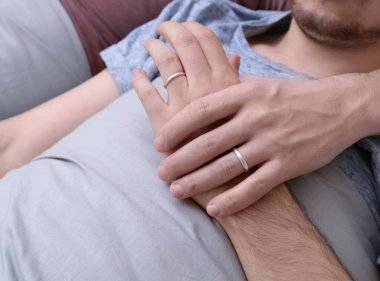 Yatakta yatarken iki eşcinseller