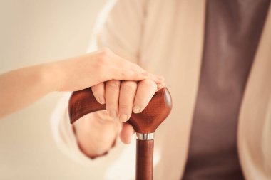 Yaşlı ve genç kadınlar elele 