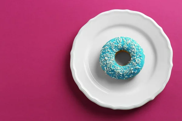 Plate with tasty glazed donut — Stock Photo, Image