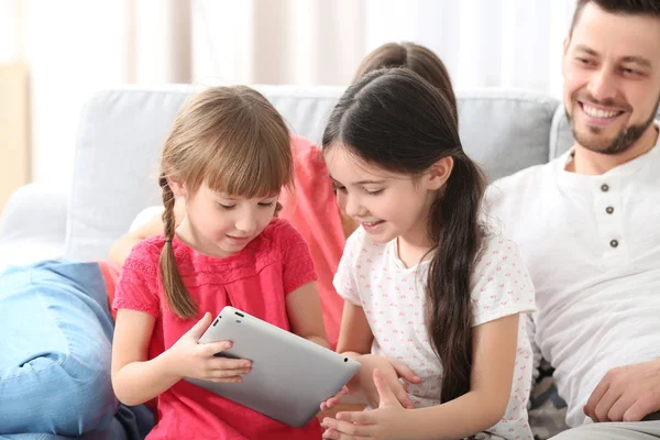 Petites Filles Avec Tablette Maison — Photo