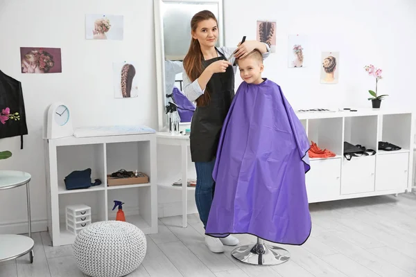 Menino no salão de cabeleireiro — Fotografia de Stock