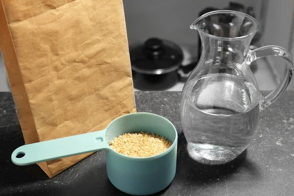 Measure scoop with brown rice — Stock Photo, Image
