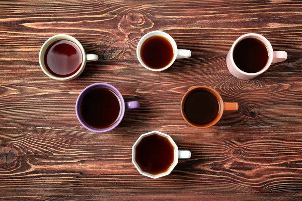 Té en tazas formando triángulo — Foto de Stock