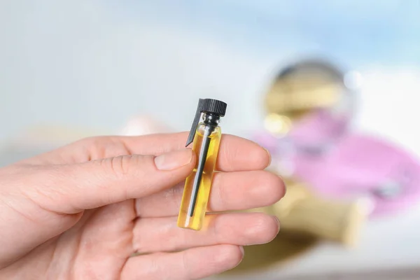 Mão segurando amostra de perfume — Fotografia de Stock