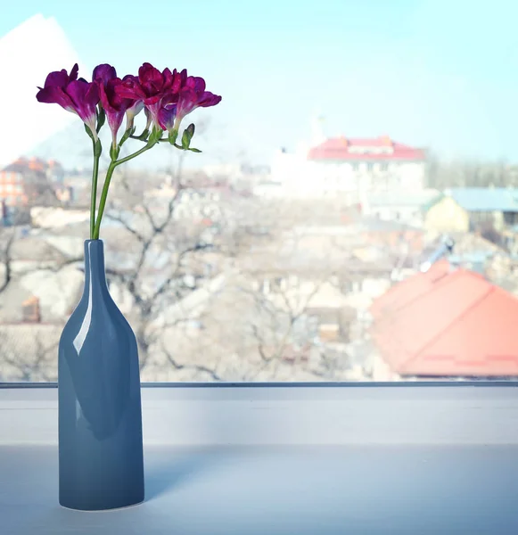 Vase mit schönen Blumen auf der Fensterbank — Stockfoto
