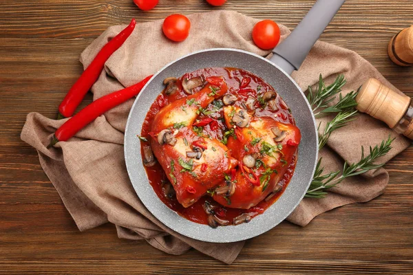Frying pan with chicken cacciatore — Stock Photo, Image