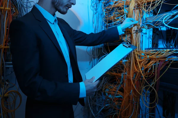 Ingeniero joven guapo trabajando — Foto de Stock