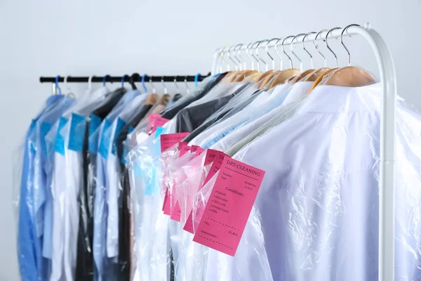Rek van schone kleren op hangers — Stockfoto