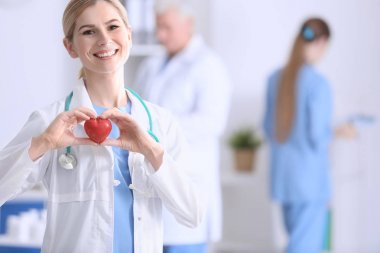 Steteskoplu kadın doktor. 