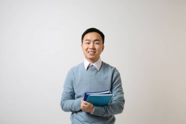 Yakışıklı Asyalı öğretmen