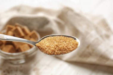 kaşığı kahverengi şeker