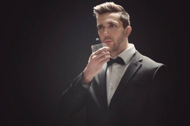 Parfüm kullanan yakışıklı genç adam. 