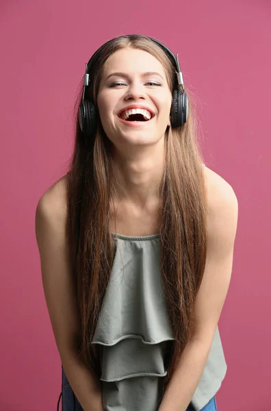 Mooie jonge vrouw luisteren naar muziek — Stockfoto