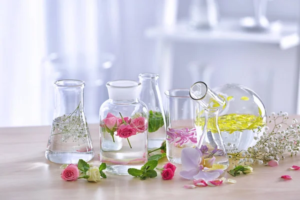 Mooie compositie met parfum — Stockfoto