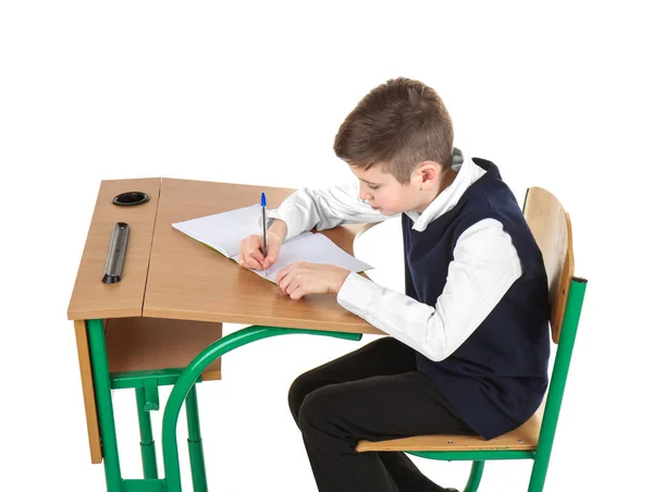 Skolpojke sitter vid skrivbord — Stockfoto
