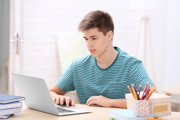 Teenager using laptop at home — Stock Photo, Image