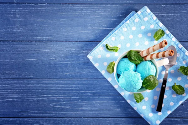 Sabroso helado de menta en taza —  Fotos de Stock