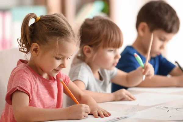 Barnen rita i klassrummet — Stockfoto