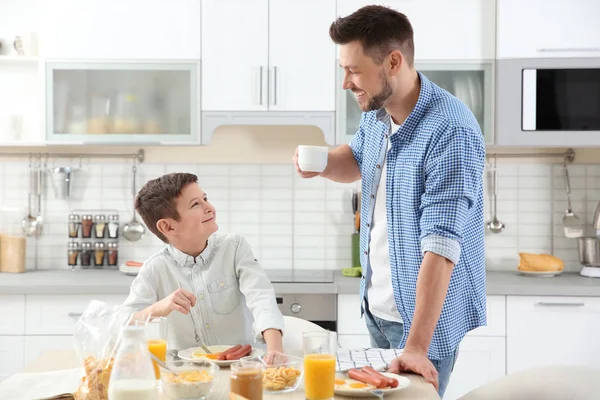 Papa et fils déjeunent — Photo