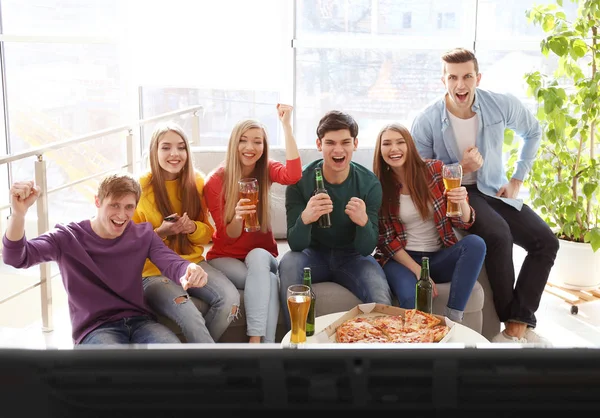 Amigos com pizza saborosa e cerveja — Fotografia de Stock