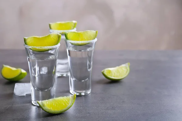 Tequila shots with lime slices — Stock Photo, Image