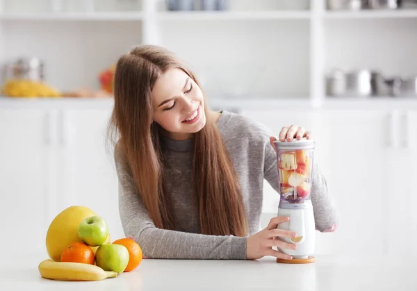 Mujer joven preparando batidos frescos — Foto de Stock