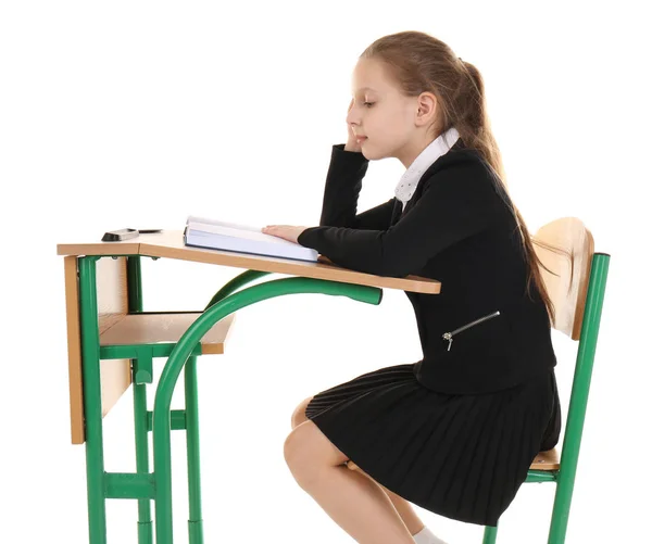Estudante sentado na mesa no fundo branco — Fotografia de Stock
