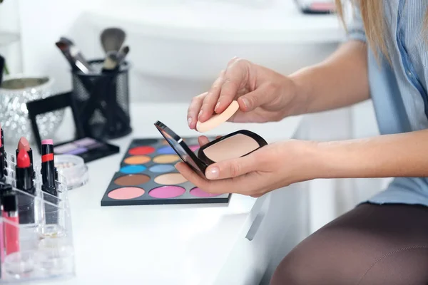 Artista de maquillaje profesional con cosméticos — Foto de Stock